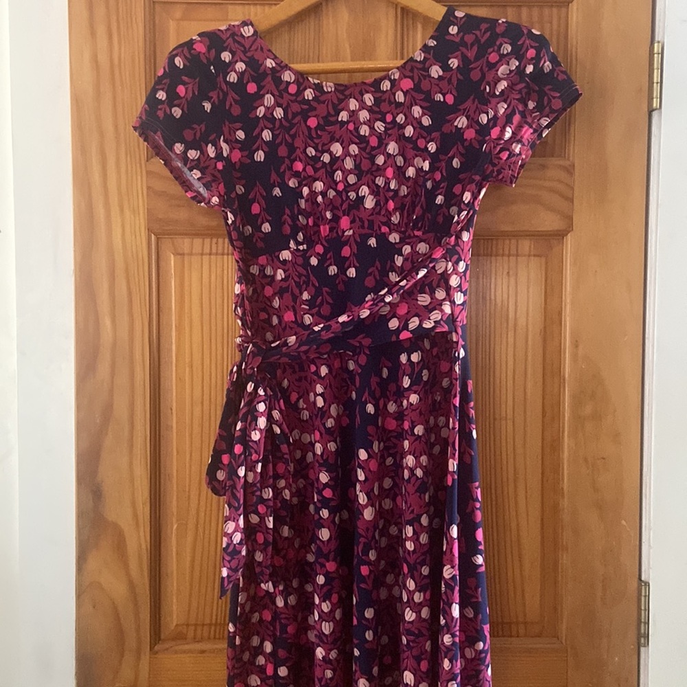 Beautiful Leota dress. Flattering. Back side or front tying sash presentation